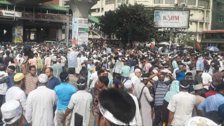 দাবি আদায়ে অনড় শিক্ষকরা, ব্যারিকেড ভেঙে শাহবাগ দখল