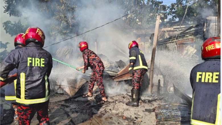 সিলিন্ডারের আগুনে পুড়ে ছাই ৭ ব্যবসাপ্রতিষ্ঠান