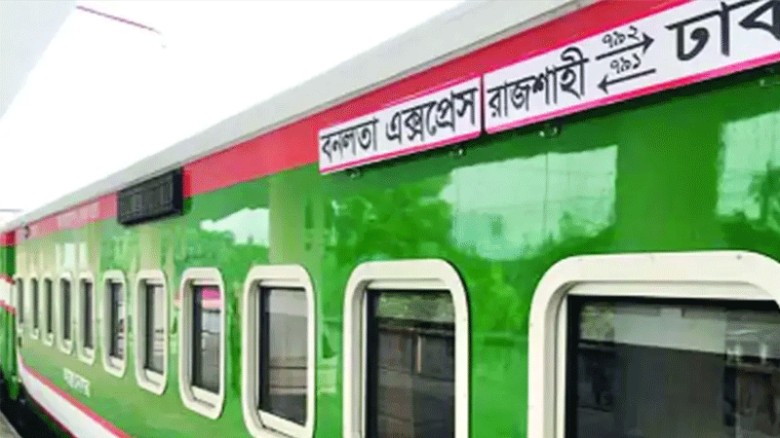 বনলতা এক্সপ্রেস থেকে বিপুল অস্ত্র-গুলি উদ্ধার, আটক ৫