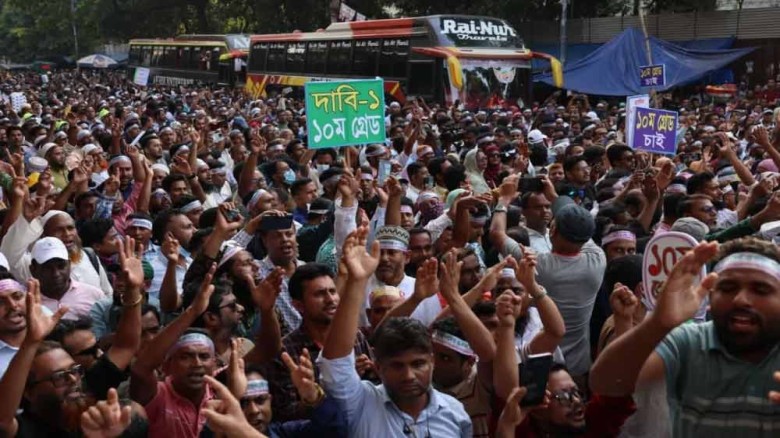 অনির্দিষ্টকালের জন্য কর্মবিরতিতে প্রাথমিকের শিক্ষকরা