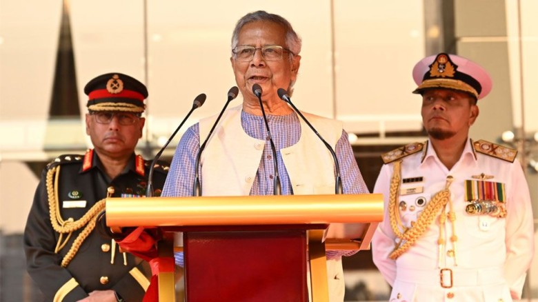 নির্বাচনে সশস্ত্র বাহিনীকে পেশাদারিত্বের সঙ্গে  দায়িত্ব পালনের আহ্বান প্রধান উপদেষ্টার