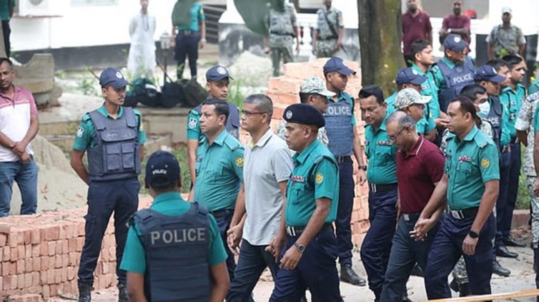 কঠোর নিরাপত্তায় ট্রাইব্যুনালে হাজির করা হচ্ছে ১৩ সেনা কর্মকর্তাকে