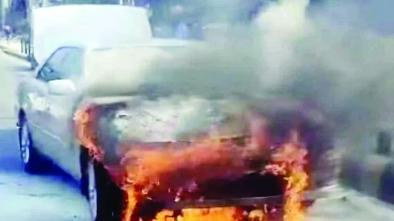 কুর্মিটোলায় প্রাইভেটকারে আগুন, নিয়ন্ত্রণে ২ ইউনিট