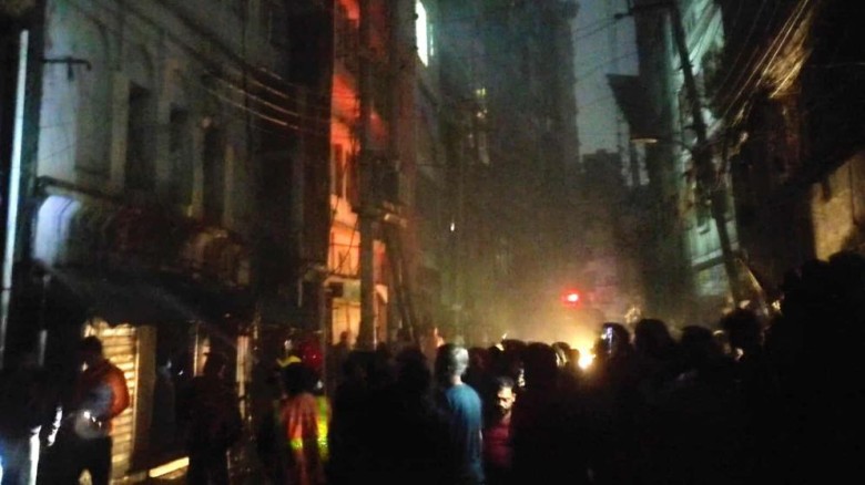 চকবাজারে আবাসিক ভবনে আগুন, নিয়ন্ত্রণে ৭ ইউনিট