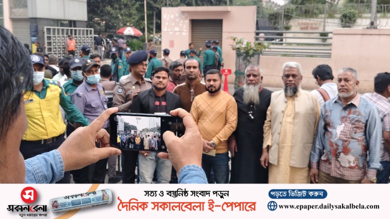উৎসুক জনতা ও নেতাকর্মীদের ভিড়ে এভারকেয়ারের প্রবেশ পথে বিঘ্ন