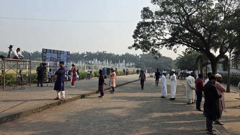 চলছে ওসমান হাদির জানাজার প্রস্তুতি, সতর্ক অবস্থানে আইনশৃঙ্খলা বাহিনী