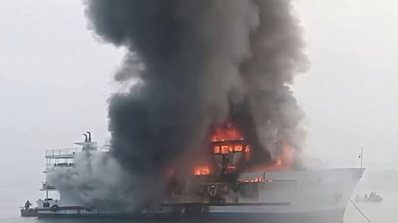 সেন্ট মার্টিনগামী জাহাজে ভয়াবহ আগুন, একজনের মৃত্যু