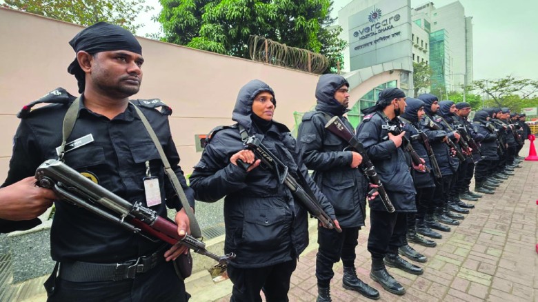 এভারকেয়ারের সামনে বাড়ছে ভিড়, নিরাপত্তা জোরদার