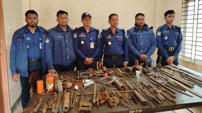 রামুতে গহীন পাহাড়ে অস্ত্র কারখানার সন্ধান; সরঞ্জাম ও গুলি উদ্ধার