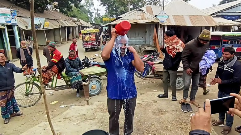 দুর্নীতির অভিযোগ তুলে দুধ দিয়ে গোসল করে বিএনপি থেকে পদত্যাগ