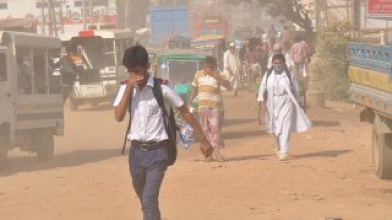 আজ বায়ুদূষণে শীর্ষে ঢাকা, তৃতীয়তে দিল্লি